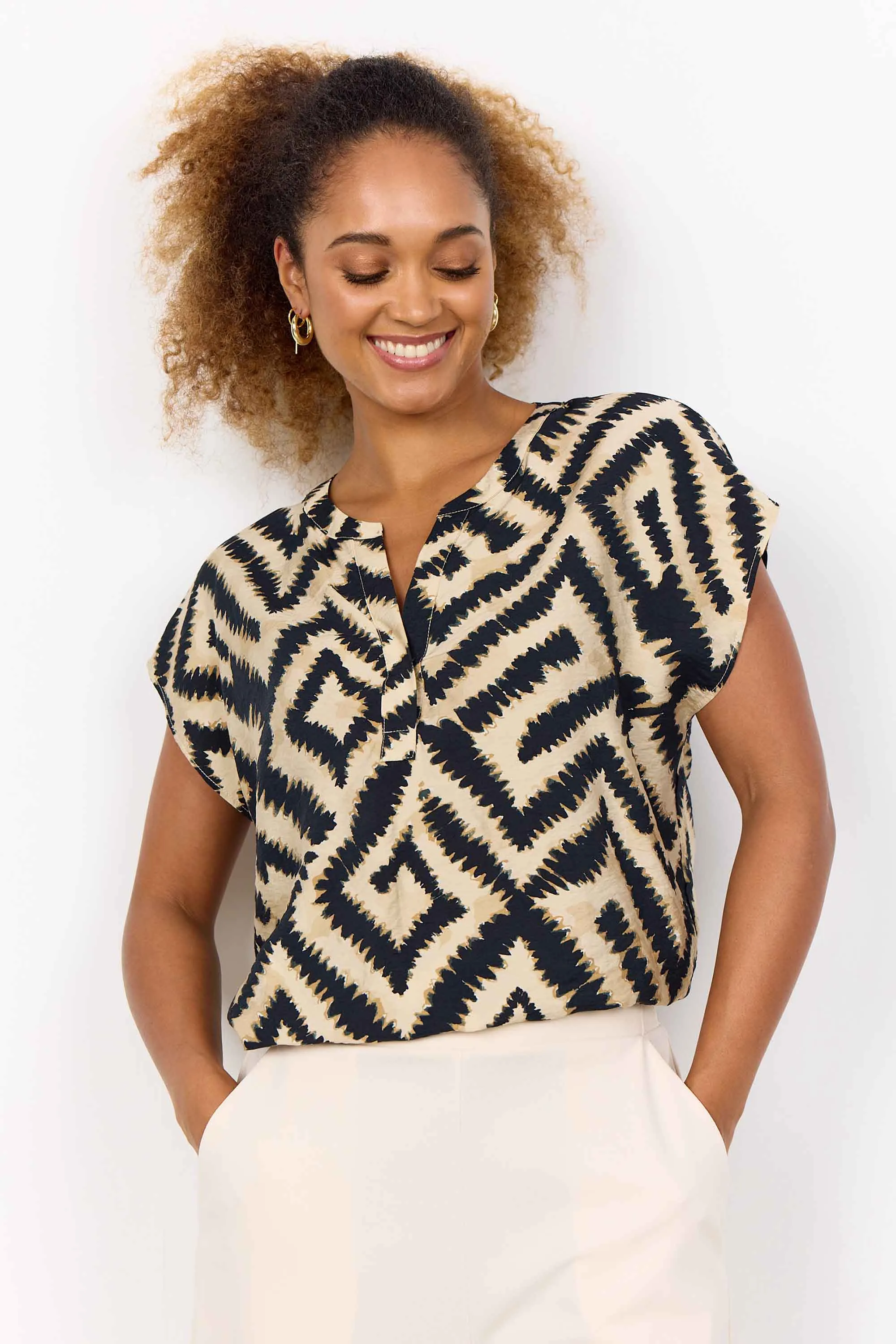 SAND COMBO BATIK MAZE SPLIT NECK TOP